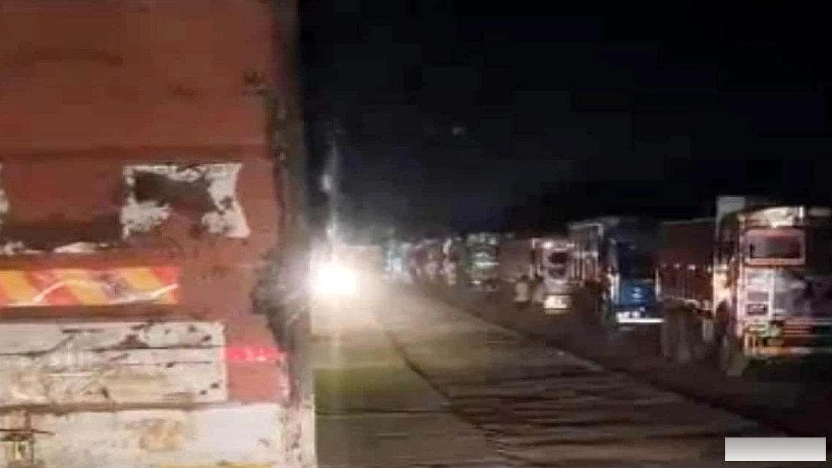कोइलवर से छपरा तक फोरलेन पर ट्रकों के गलत दिशा में चलने से बढ़ा ट्रैफिक जाम