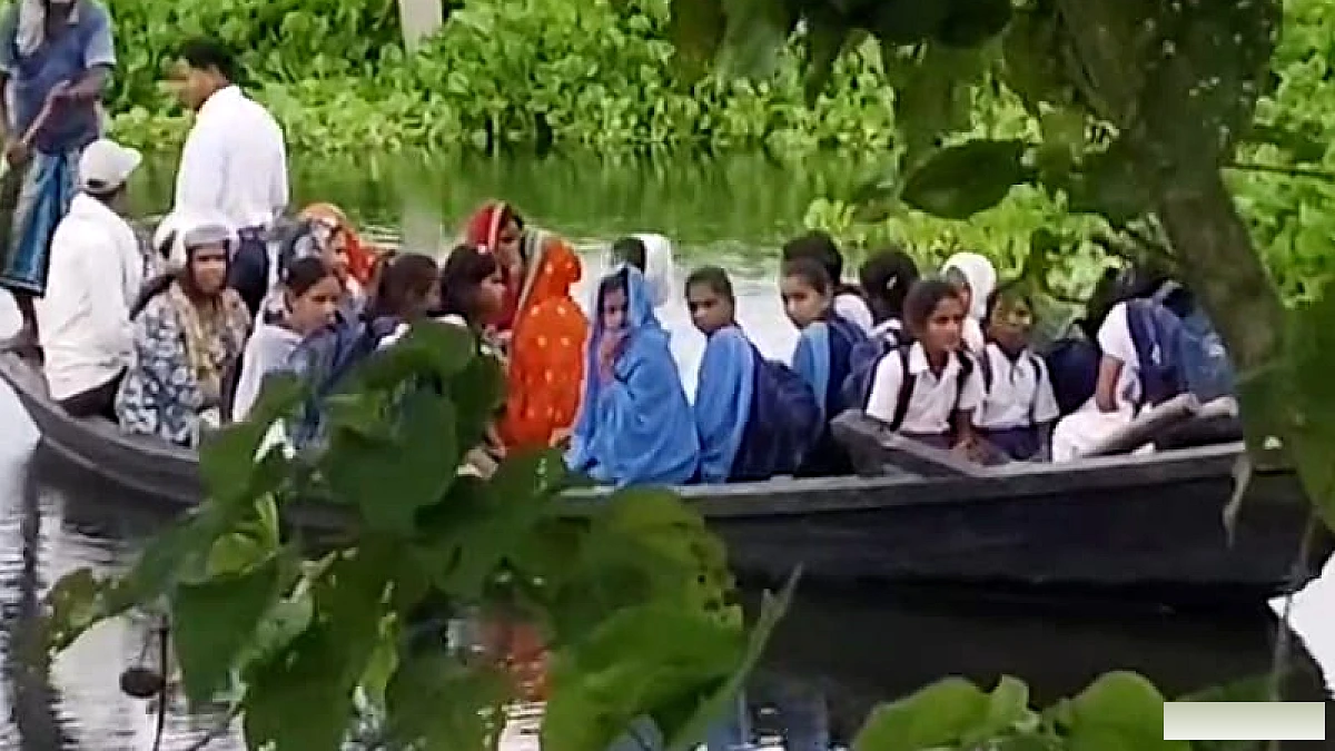 यहां अब नाव से तय हो रही स्कूल की राह, रोज सैकड़ों बच्चे जान जोखिम में डालकर इस तरह पहुंच रहे विद्यालय