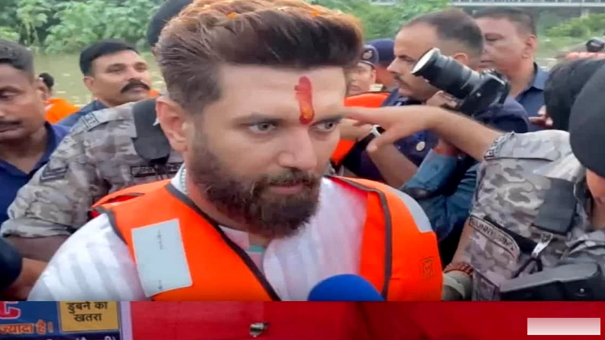 चिराग पासवान ने बाढ़ से प्रभावित हाजीपुर के तेरसिया और अन्य पंचायतों में पहुँचकर नाव से स्थिति का निरीक्षण किया