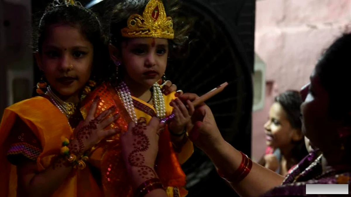 लखनऊ में श्रीकृष्ण जन्मोत्सव: मंदिरों से थानों तक गूंजता उल्लास