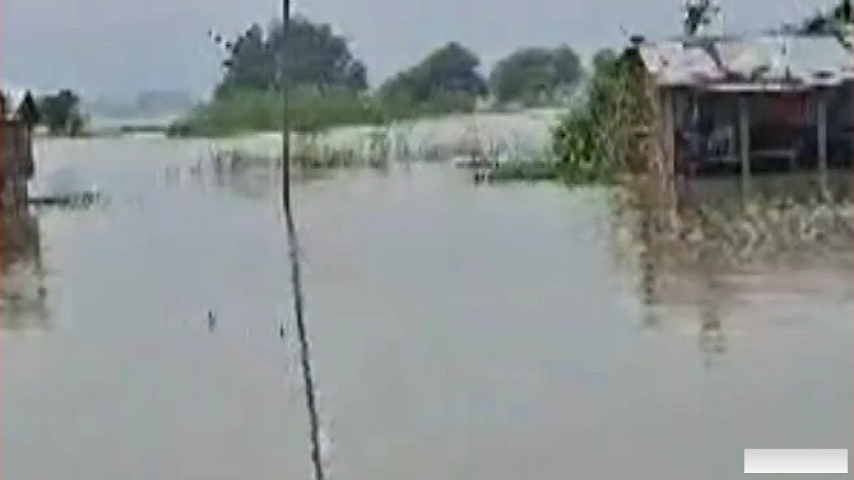 बिहार के मुंगेर में गंगा के जलस्तर में तेज़ी, लोगों को मचान पर रहने को मजबूर