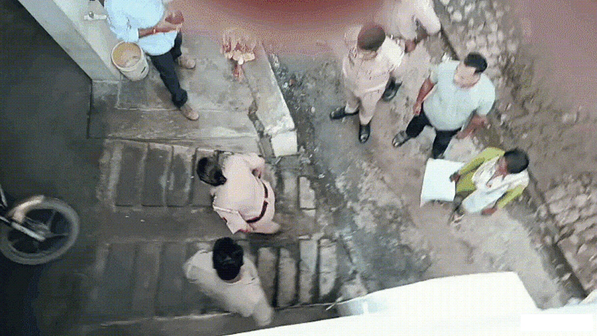पुलिस ने सीएम योगी से मिलने जाने वाले परिवार को रोका, SHO ने महिलाओं पर मारपीट की