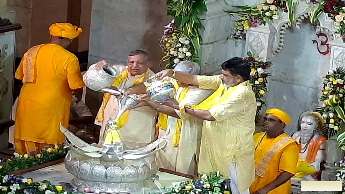 मथुरा में आधी रात को जन्मे कृष्ण कन्हाई पर देशभर में उल्लास