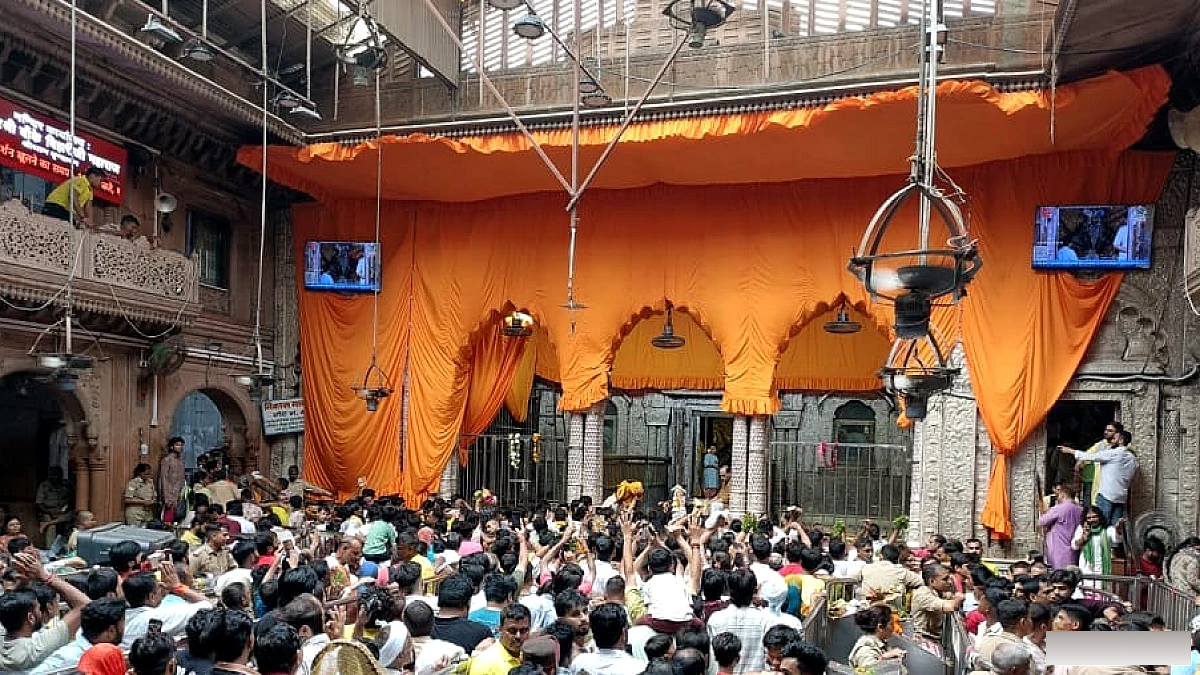 बांके बिहारी का दिव्य अभिषेक, रात 1.55 पर मंगला आरती, श्रद्धालु मंत्रमुग्ध