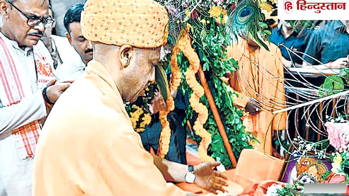 मध्यरात्रि में कान्हा के प्राकट्य पर योगी ने गोरखनाथ मंदिर में झूला झुलाया, बच्चों के साथ किया प्यार-दुलार