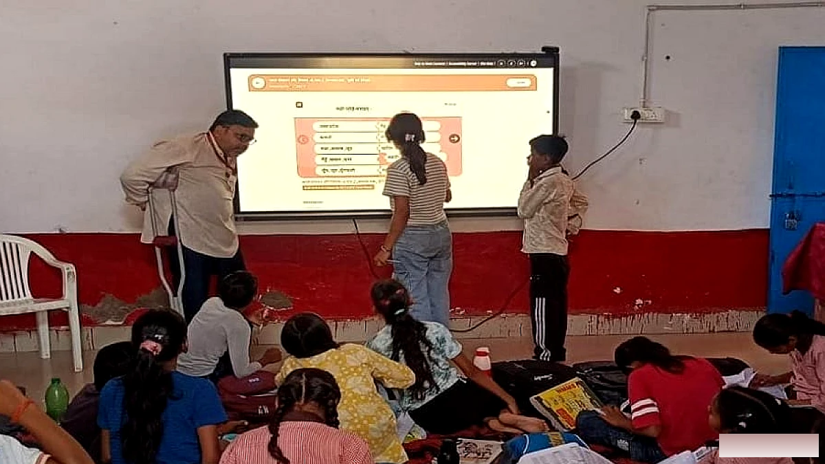 किताबों से आगे बढ़कर शिष्यों के जीवन को संवारने वाले शिक्षकों की प्रेरक कहानियाँ