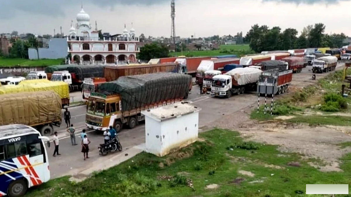 नेपाल में बाढ़, व्यापार में सूखा: बरेली से हर माह होने वाला 10 करोड़ रुपये का निर्यात ठप, सीमा पर फंसे ट्रक