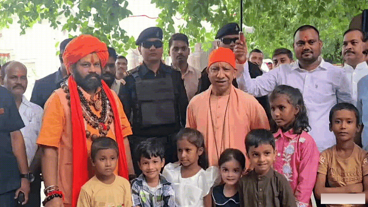 सीएम योगी से खिलौना ले खिलखिलाने लगा मासूम, सुबह-सुबह गोरखनाथ मंदिर में ‘बच्चा पार्टी’ की मौज