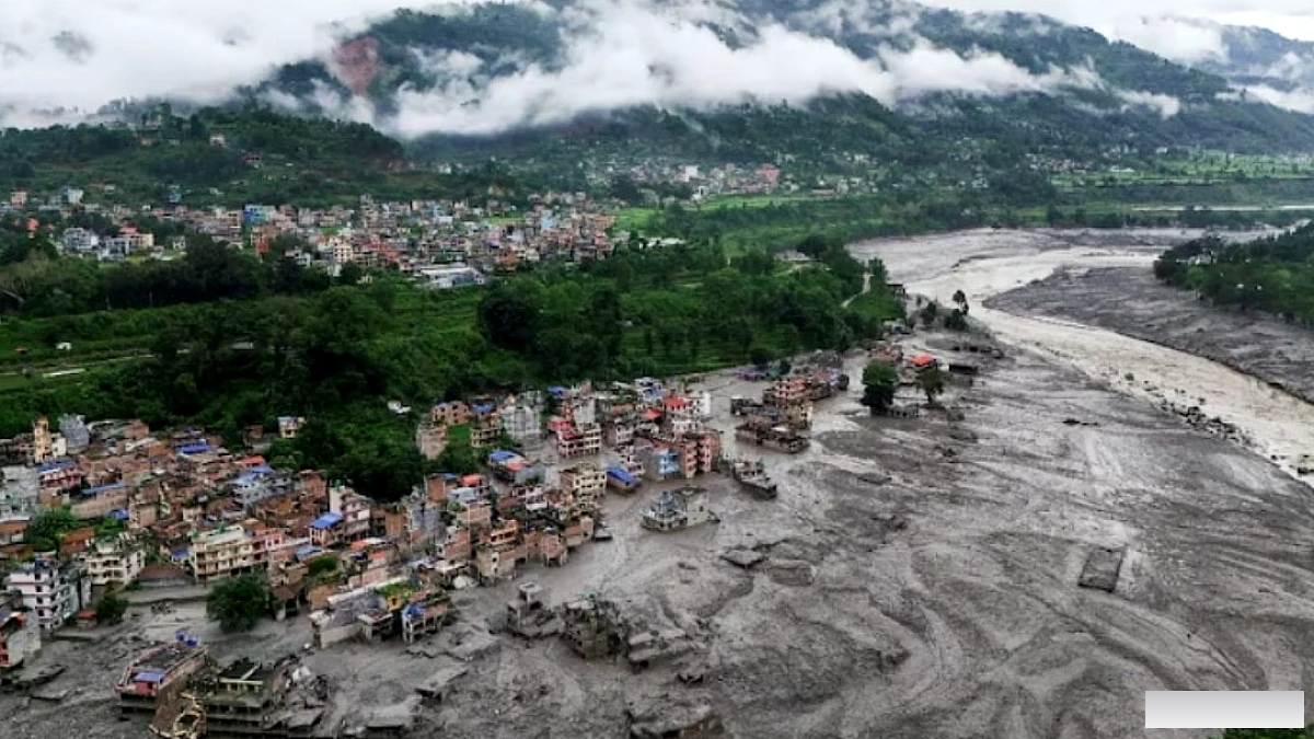 बाढ़ से बचे नेपाल की महिलाओं को पैड तो मिलते हैं, अंडरवियर नहीं – राहत शिविरों में बुनियादी जरूरतों की कमी