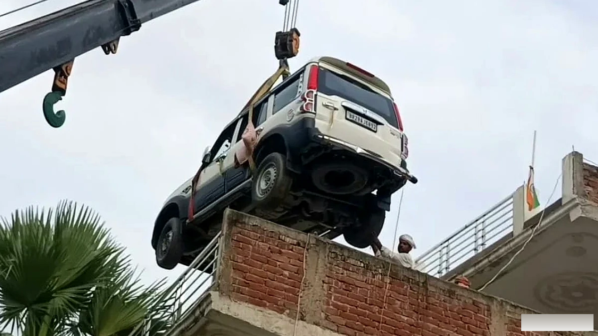 स्कॉर्पियो को क्रेन से दूसरी मंजिल पर चढ़ाई गई, जानें क्यों उठाया गया यह कदम?