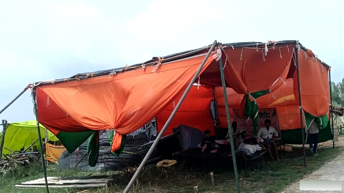 बाढ़ पीड़ितों के लिए लगा भगवा टेंट, ग्रामीण बोले- अफसरों ने रंग देखा, खानपान की व्यवस्था नहीं
