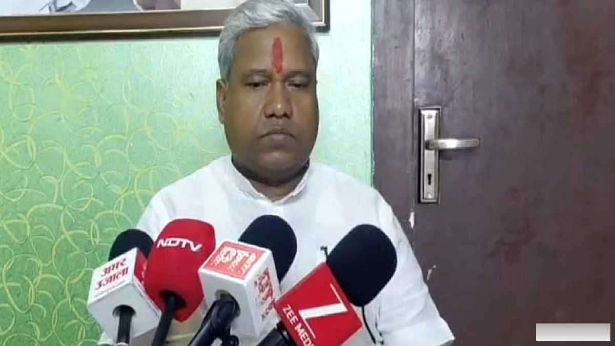 बाढ़ में फंसे भगहर गांव के ग्रामीणों तक पहुंचा प्रशासन, दो हजार ग्रामीणों को मिलेगी राहत