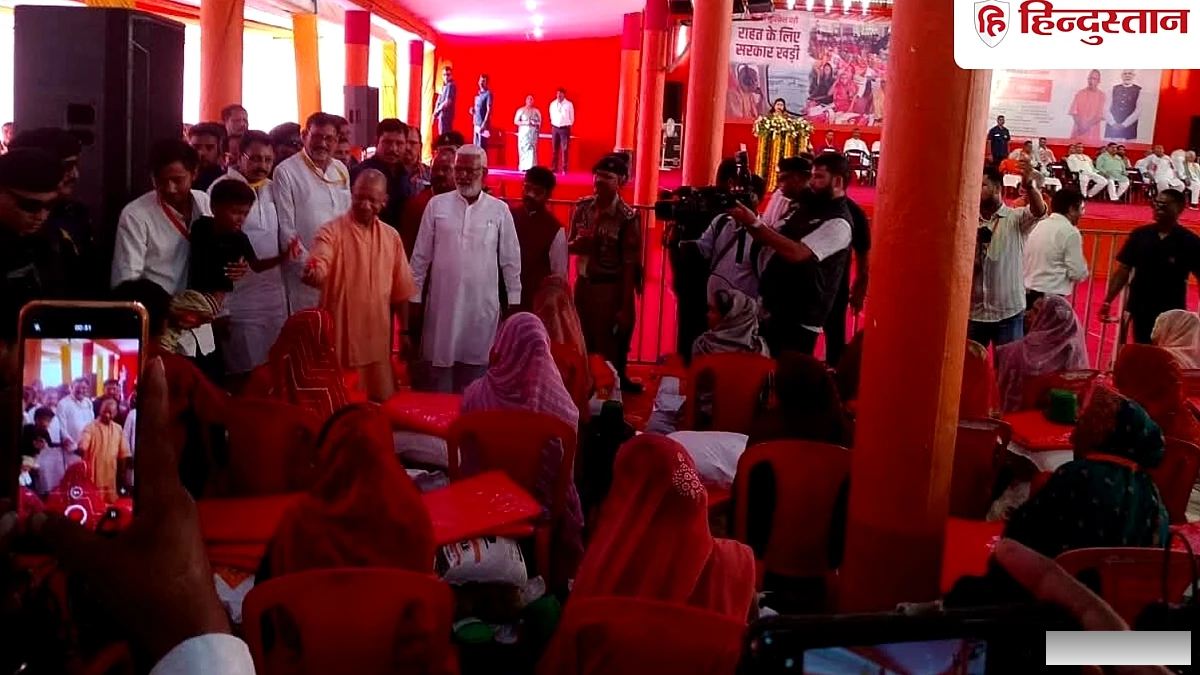 चित्रकूट पहुंचे सीएम योगी ने लिया बाढ़ प्रभावित इलाकों का जायजा, पीड़ितों को बांटी राहत सामग्री