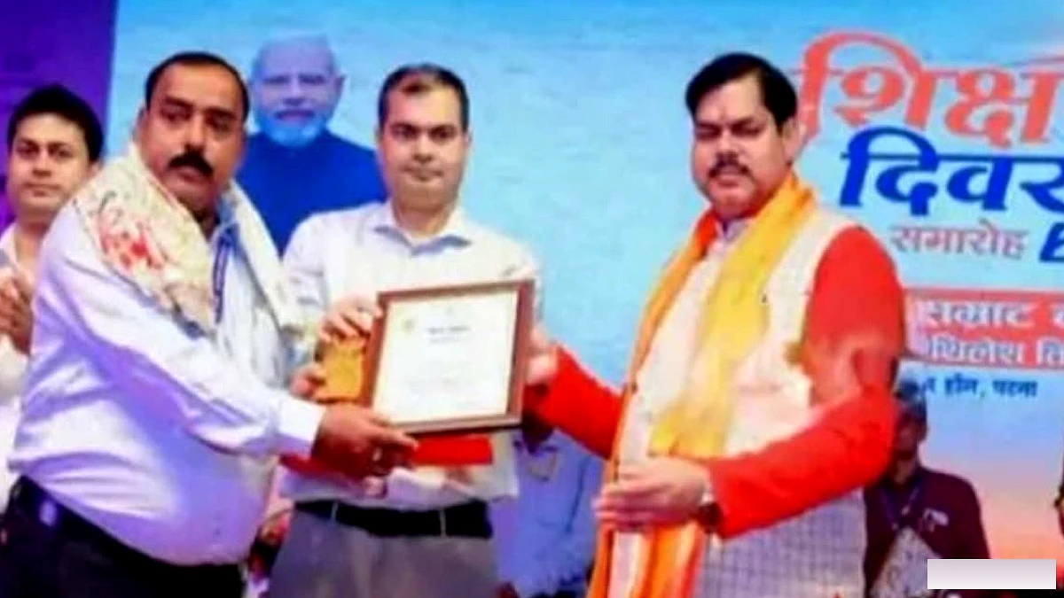 खेल में पढ़ाने पर उड़ता था मजाक, आज ‘वायरल गुरुजी’ को मिला राजकीय सम्मान