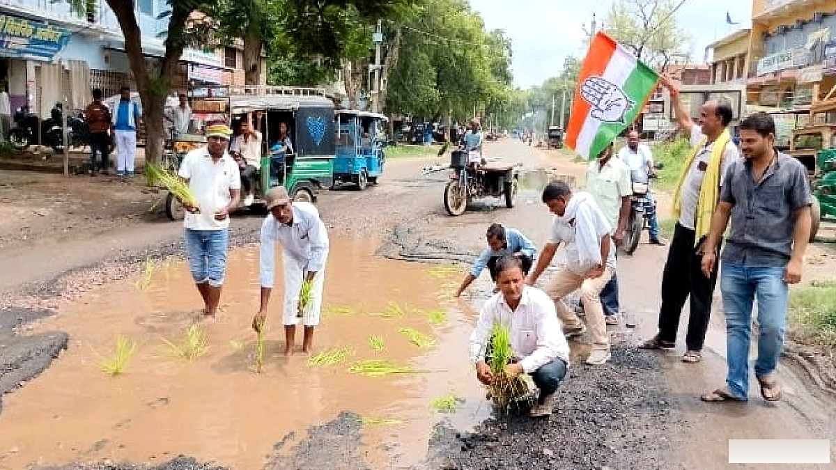 अलीगंज की सड़क बनी ‘धान का खेत’, कांग्रेस ने गड्ढों में रोपी धान; मरम्मत नहीं हुई तो आंदोलन की चेतावनी