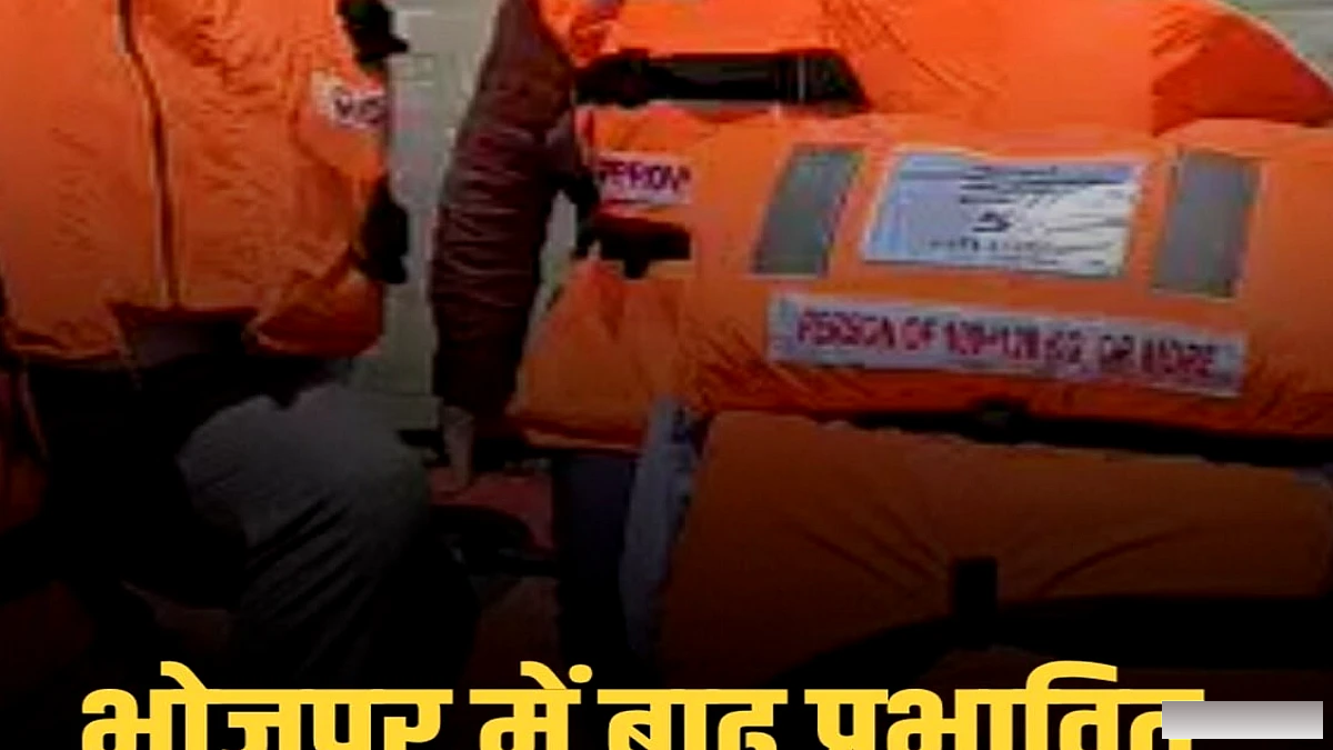 डीएम तनय सुल्तानिया ने शाहपुर के बाढ़‑पीड़ित गांवों का दौरा कर सामुदायिक रसोई और मेडिकल कैंप का निरीक्षण किया