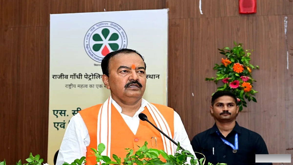 उपमुख्यमंत्री केशव ने तीन नए छात्रावासों का किया उद्धाटन, लाभार्थियों को चेक वितरित किए