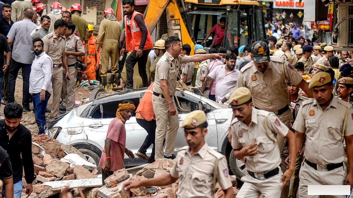 दिल्ली में 'मौत की इमारत' के मालिक की तलाश, गुरुग्राम सहित कई जगहों पर पुलिस की रेड ऑपरेशन