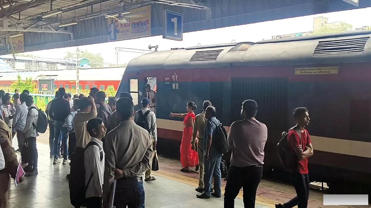 इंदौर रेलवे स्टेशन पर महिला ने हाथ दिखाकर वृद्ध महिला यात्री के लिए रुकवाई ट्रेन
