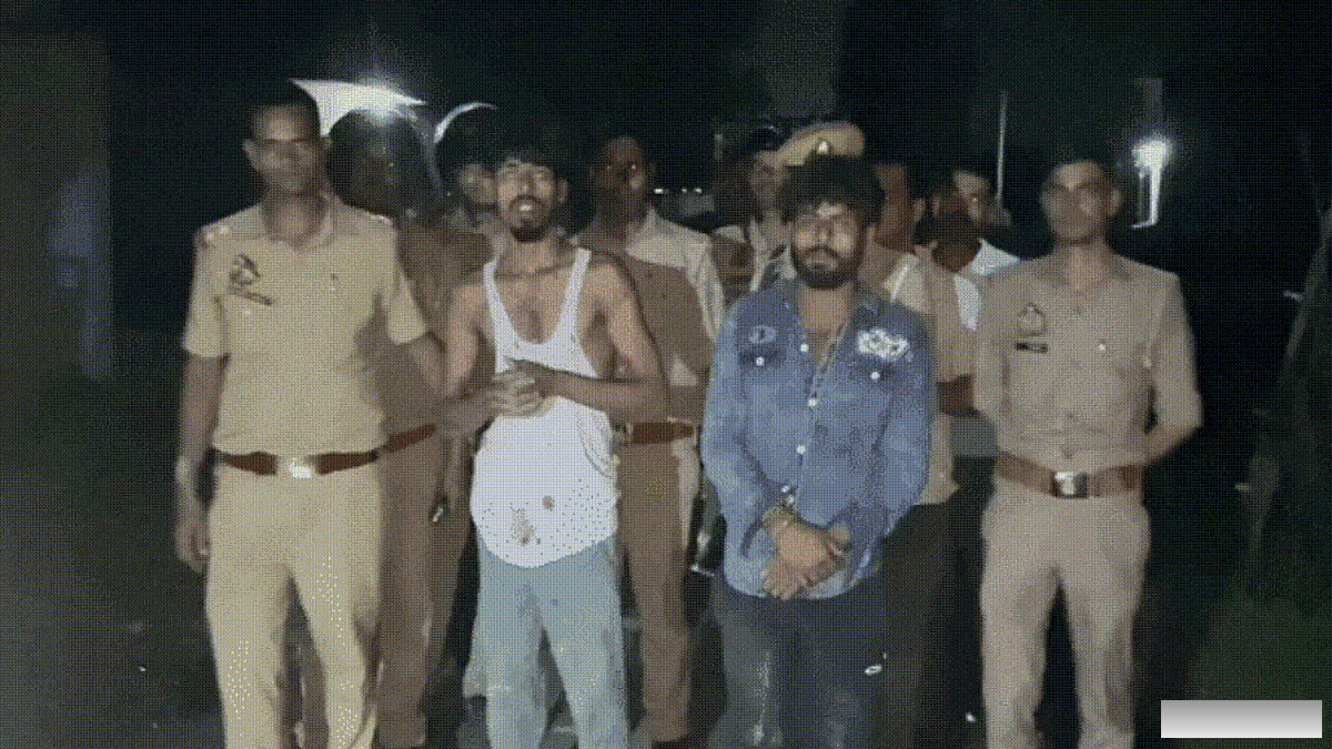 पुलिस टीम पर पथराव करने वाले दो सगे भाई गिरफ्तार, हाथ जोड़कर माफी मांगते दिखे