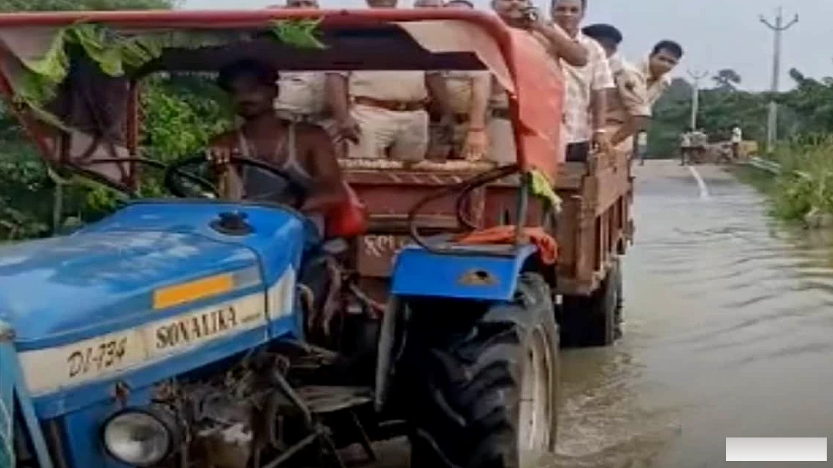 भोजपुर के कृष्णगढ़ में बाढ़ की तबाही, ट्रैक्टर पर पुलिस की गश्ती