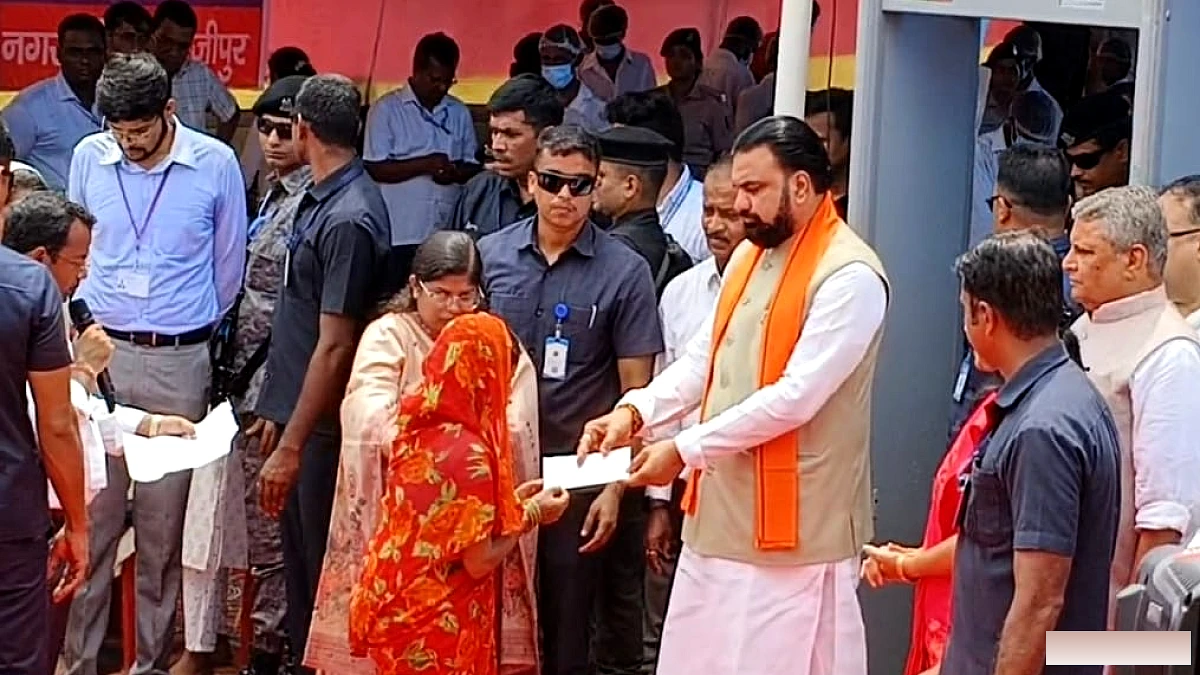 सारण में बाढ़ का जायजा लेने पहुंचे सम्राट चौधरी, मृतकों के आश्रितों को सौंपे मुआवजा चेक