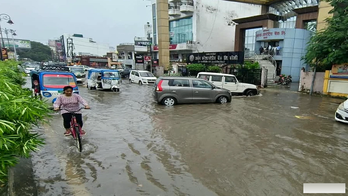 बरेली में मूसलाधार बारिश से शहर डूबा, बिजली घर से लेकर श्मशानघाट तक जलमग्न