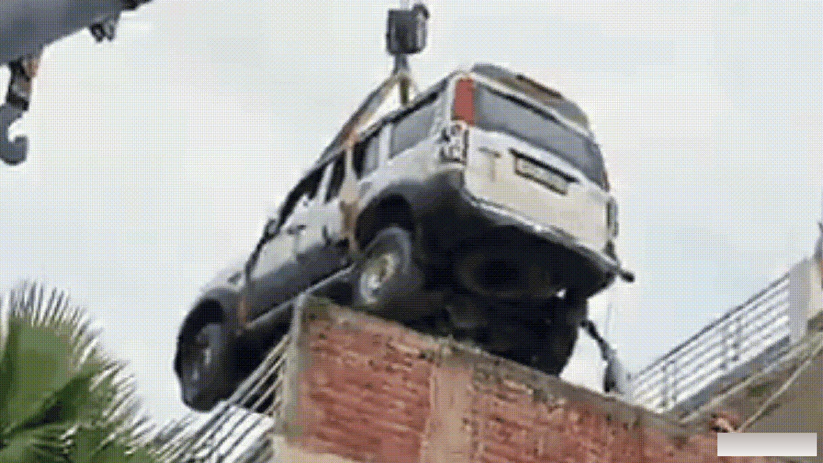 गाड़ी चोरी से बचाने के लिए स्कॉर्पियो को छत पर रखा, क्रेन से जुगाड़ ने मचाई चर्चा