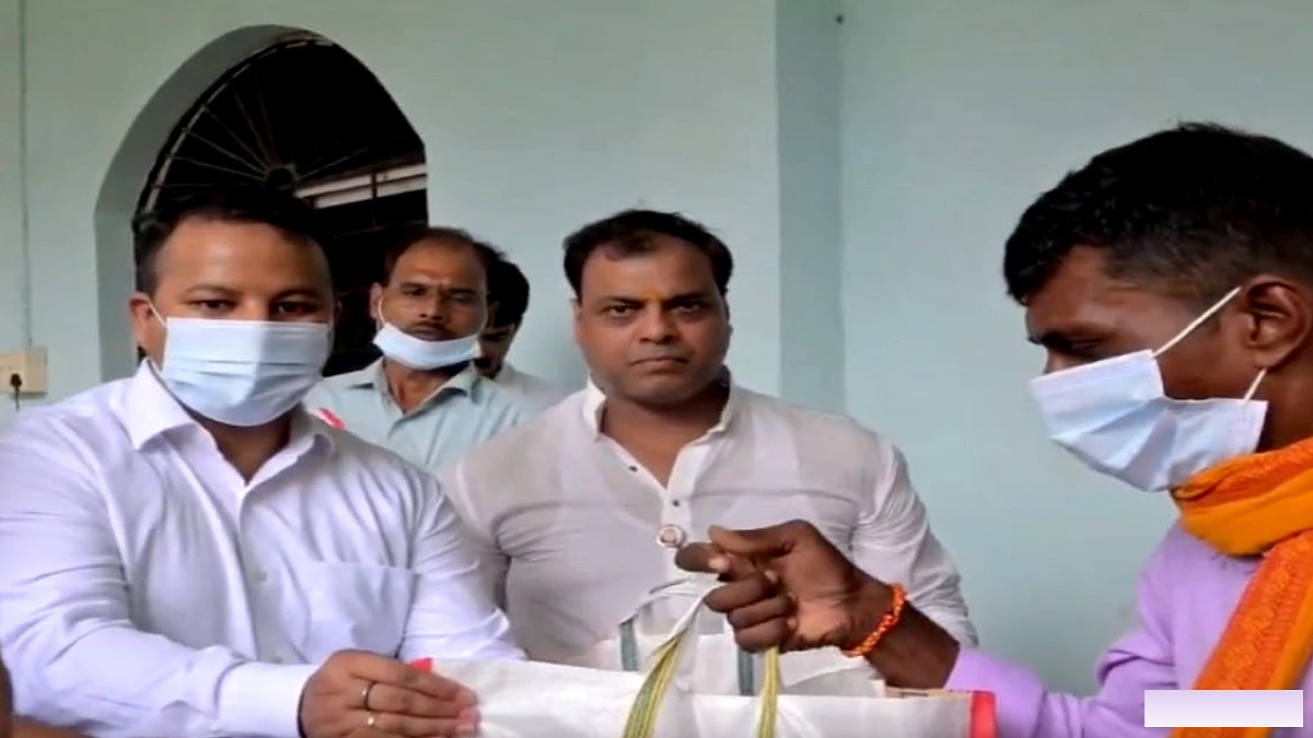 डीएम ने 50 TB रोगियों को पोषण आहार बास्केट वितरित किया