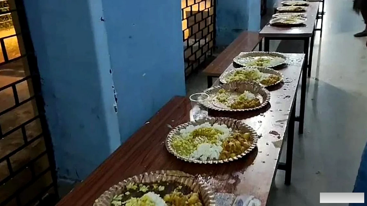 सामुदायिक किचन में गड़बड़ी का आरोप, बाढ़ पीड़ितों को परोसा जा रहा बदबूदार चावल और बासी सब्जी!