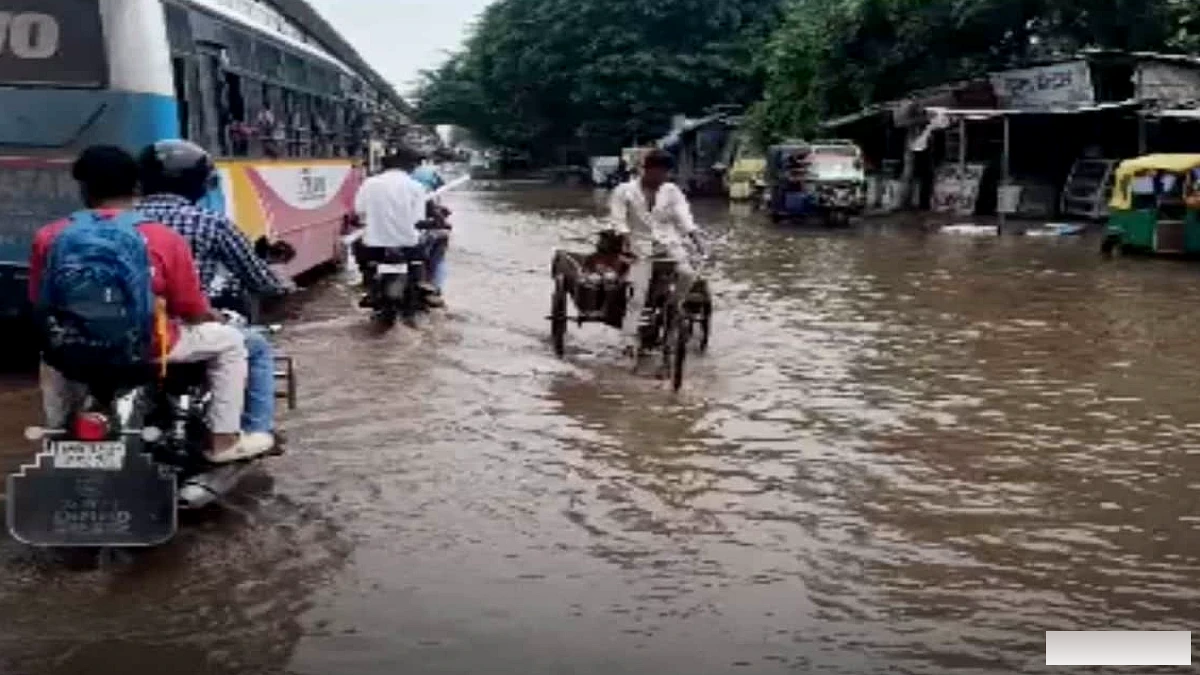 अररिया में रातभर भारी बारिश से जलजमाव बढ़ा, पर धान के किसानों को लाभ