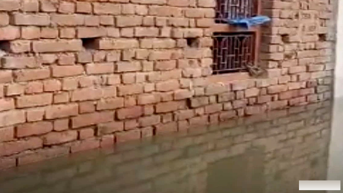 बेगूसराय के मटिहानी में गंगा का जलस्तर बढ़ा, बाढ़ ने जनजीवन पर डाला दबाव; नावें बन गईं मुख्य परिवहन साधन