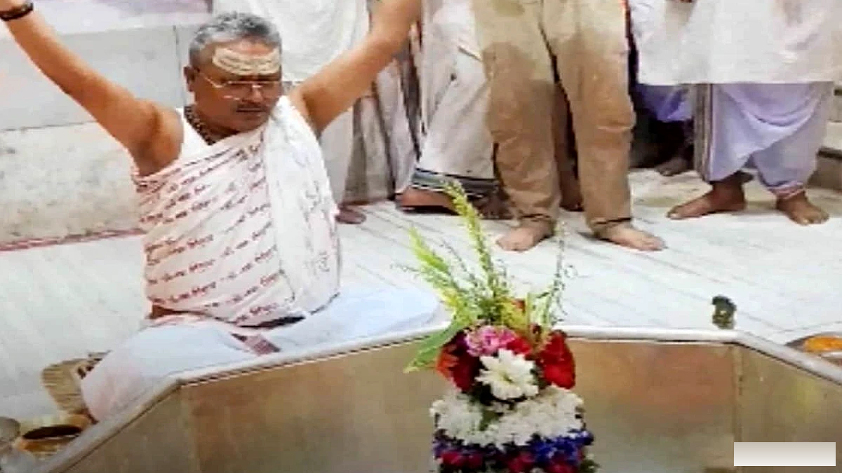 मुजफ्फरपुर में कृष्ण पक्ष एकादशी पर बाबा गरीबनाथ मंदिर का हुआ भव्य शृंगार, भक्तों ने किया जलाभिषेक