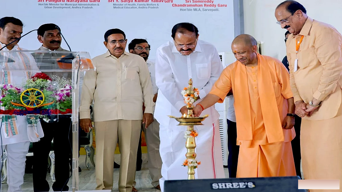 स्वर्ण भारत ट्रस्ट का स्थापना दिवस समारोह : सीएम योगी बोले- ग्लोबल होने के साथ नई पीढ़ी अपनी जड़ों से भी जुड़े