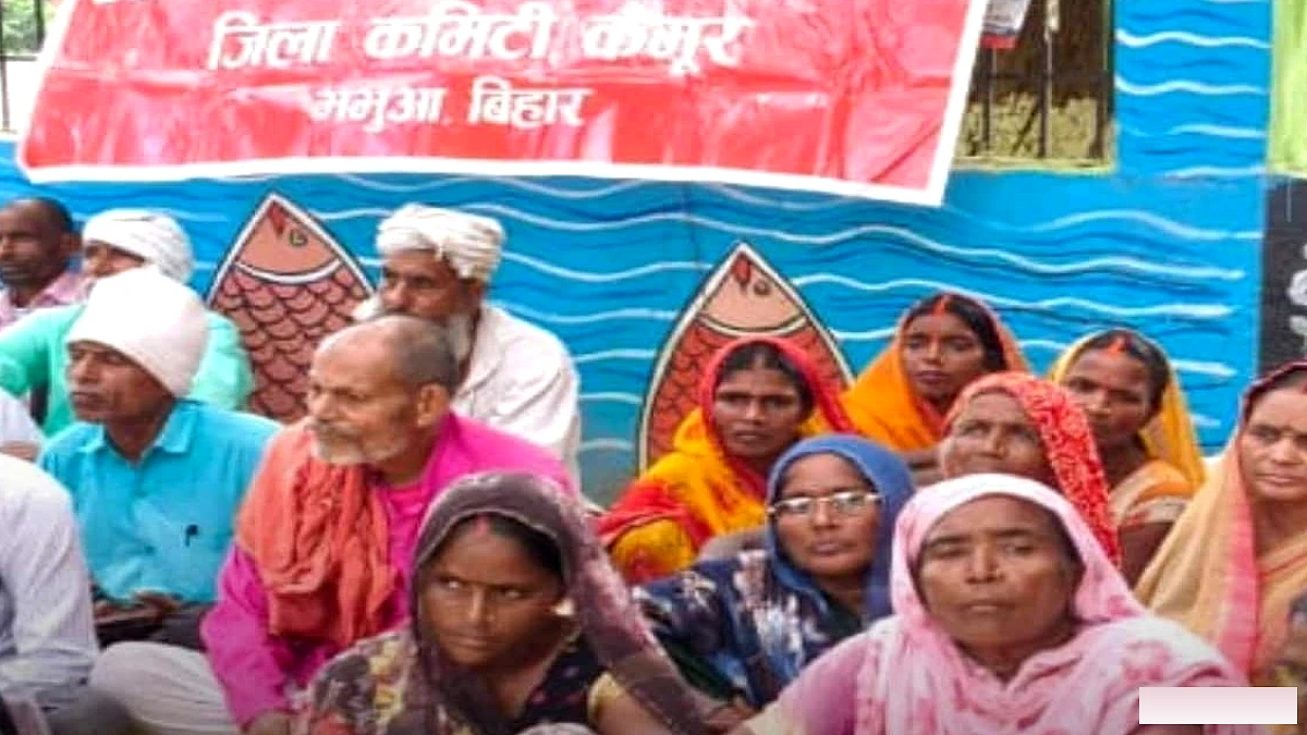 भभुआ में अल्पसंख्यक अधिकार मंच का धरना, DM को 12 मांगों वाला पत्र सौंपा गया
