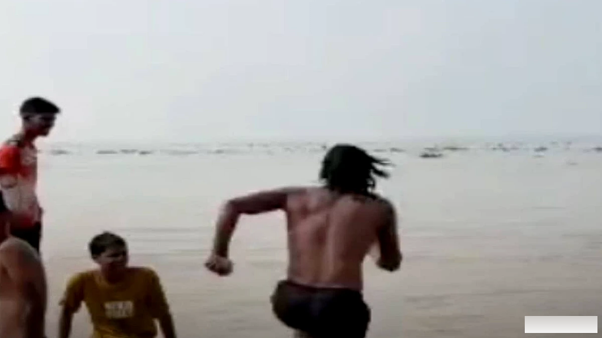 भागलपुर के बरारी सीढ़ी घाट पर स्टंट के दौरान फिसलकर गिरा युवक