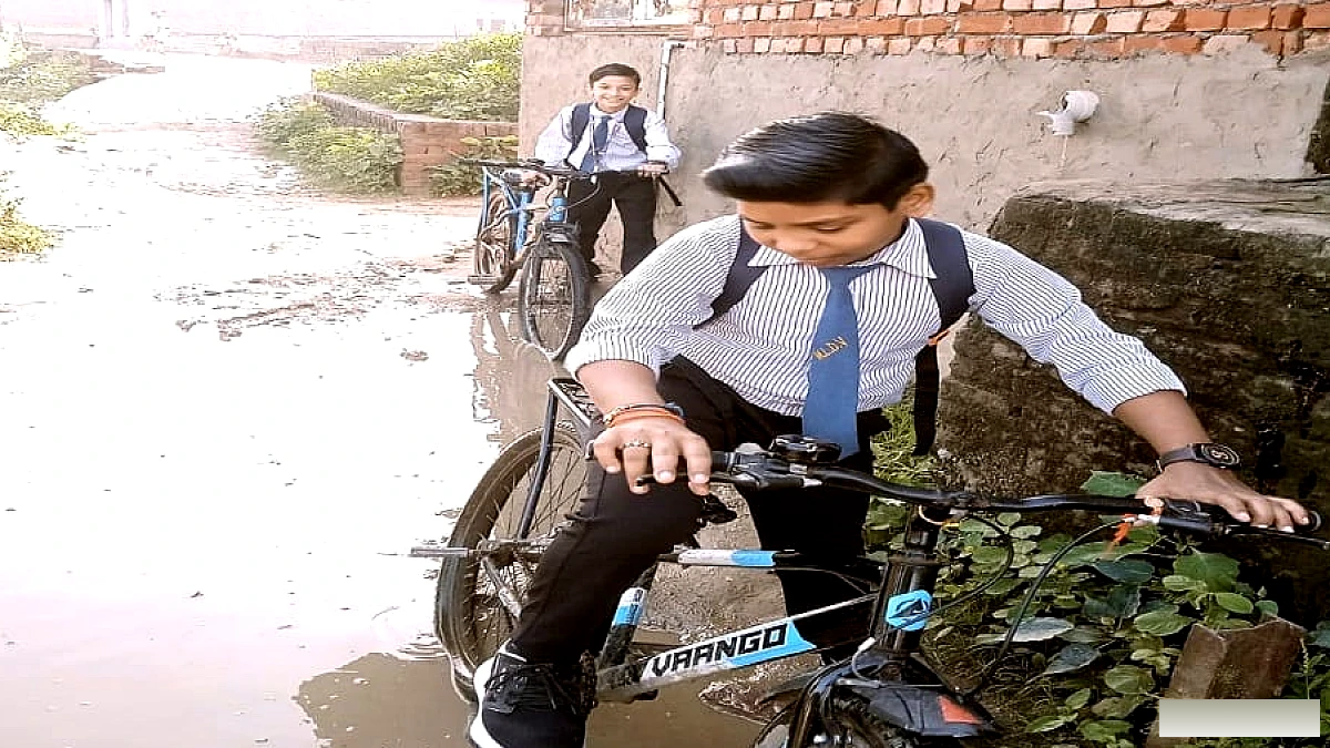 हाथरस के बलराम नगर में 70‑मीटर गली पानी‑कीचड़ से स्कूल जाना कठिन