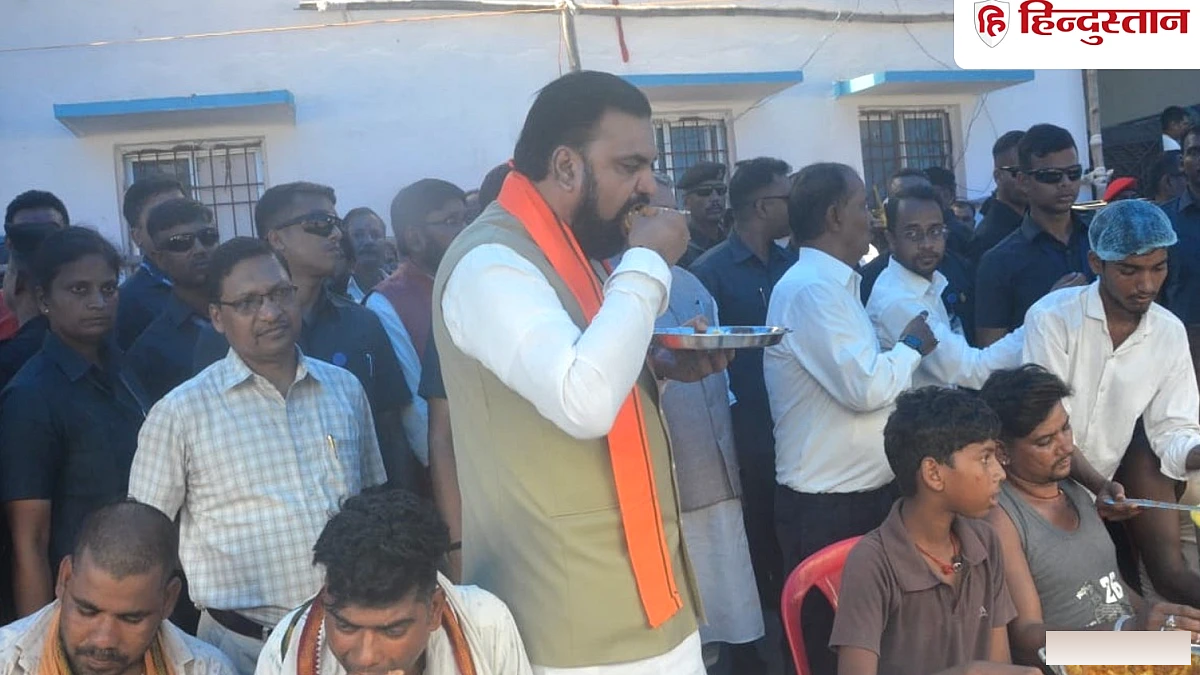 बाढ़ राहत शिविर में पीड़ितों के साथ भोजन किया CM, दीर्घकालिक समाधान पर काम जारी