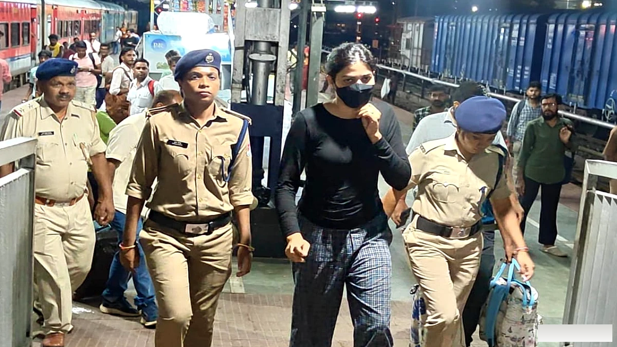 फर्स्ट क्लास में सफर, साथ में जीजा और दो सूटकेस... जानें खुल गया कैसे शराब तस्करी का राज