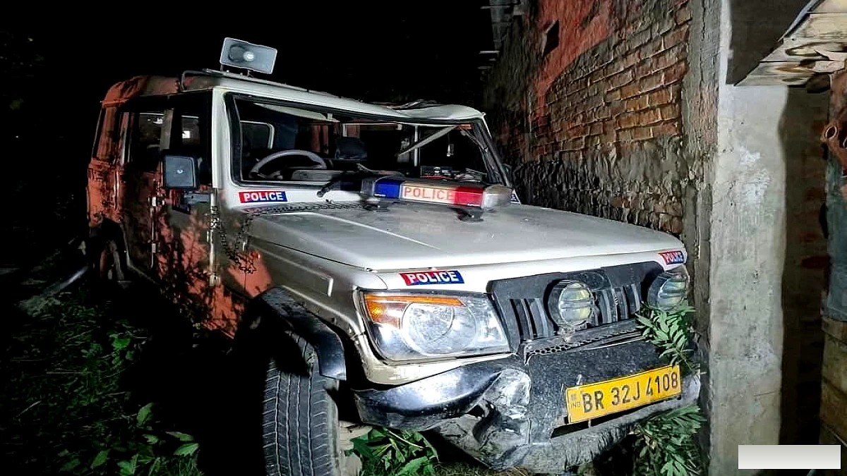 बिहार के मधुबनी में पुलिस वाहन की तेज रफ्तार टक्कर से बाइक सवार युवक गंभीर, आक्रोशित ग्रामीणों ने किया मुख्य मार्ग जाम