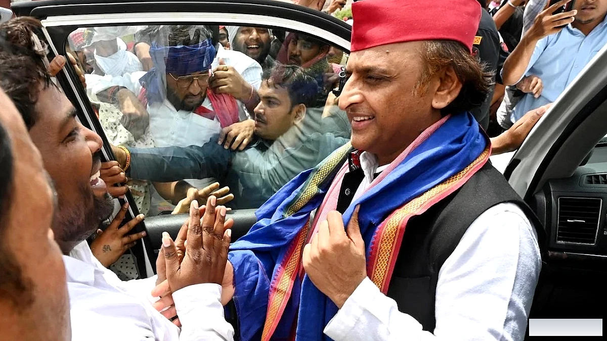 सपा ने छात्र सभा के लिए नीला ड्रेस‑कोड अपनाया, अखिलेश यादव ने बदला परिधान