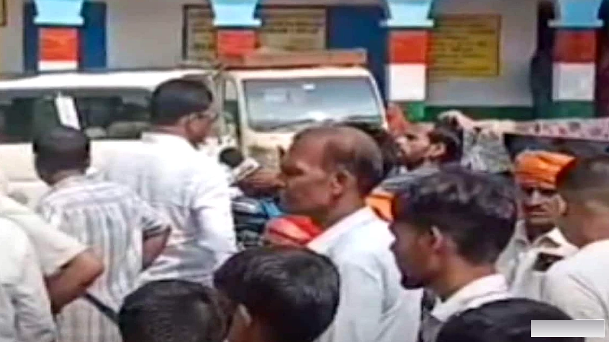 बिगुसराय में बाढ़ की तबाही, महापौर ने 200 परिवारों को तिरपाल बाँटे