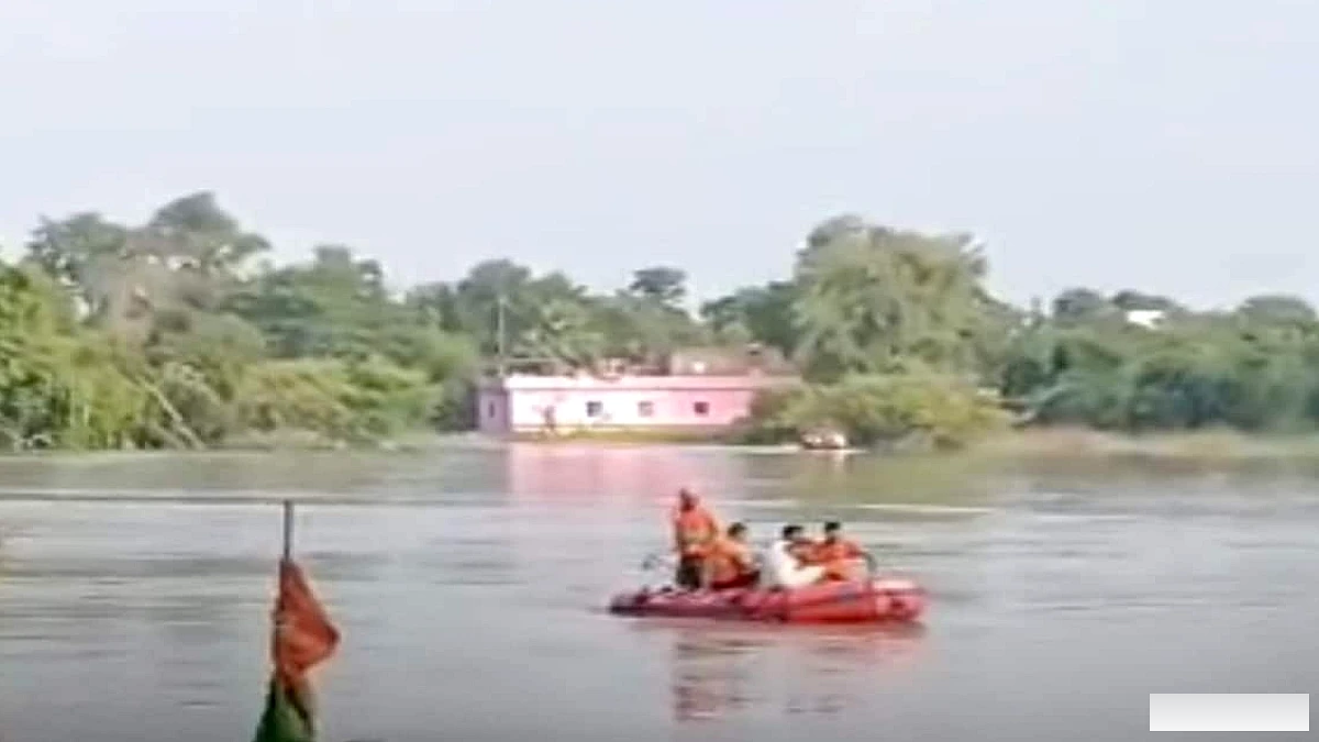 हाजीपुर में गांधी सेतु के पास बॉल्डर से टकराकर नाव डूबी, 10 बचाए, 2 अभी भी लापता