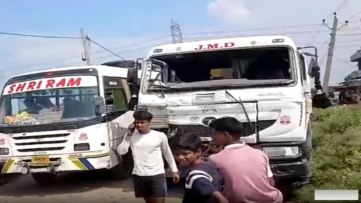 खैरा मुख्य मार्ग पर दो ट्रेलरों की टक्कर, चालक घायल, जाम 4 घंटे तक बना