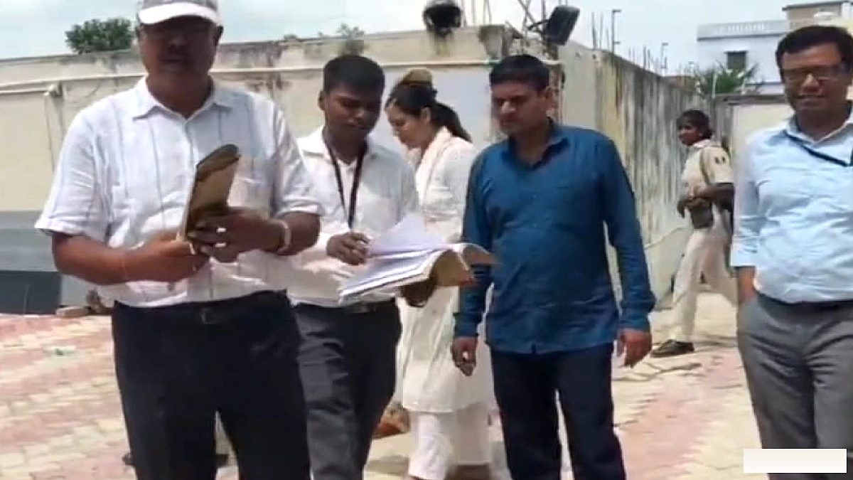 बीडीओ आनंद कुमार विभूति के ठिकानों पर EOU की छापेमारी पांच घंटे बाद खत्म, जानें क्या-क्या बरामद हुआ?
