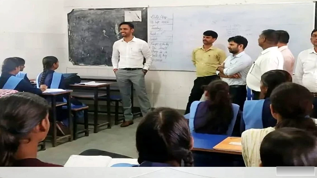 सीवान के DM विजय प्रकाश मीणा ने स्कूल में छात्रों से संवाद किया, लाइब्रेरी और कक्षा का निरीक्षण किया