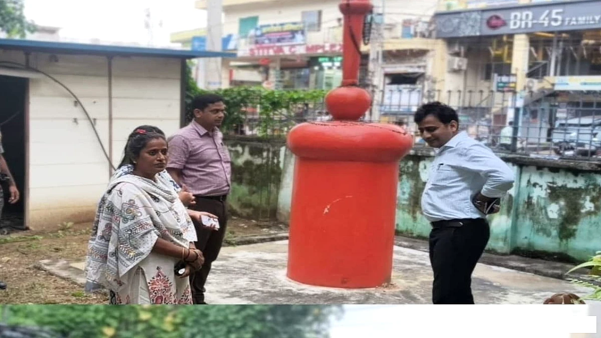 EO ने भभुआ में शहीद अंतू राम स्मारक का निरीक्षण किया, नाले की खुदाई पर विवाद