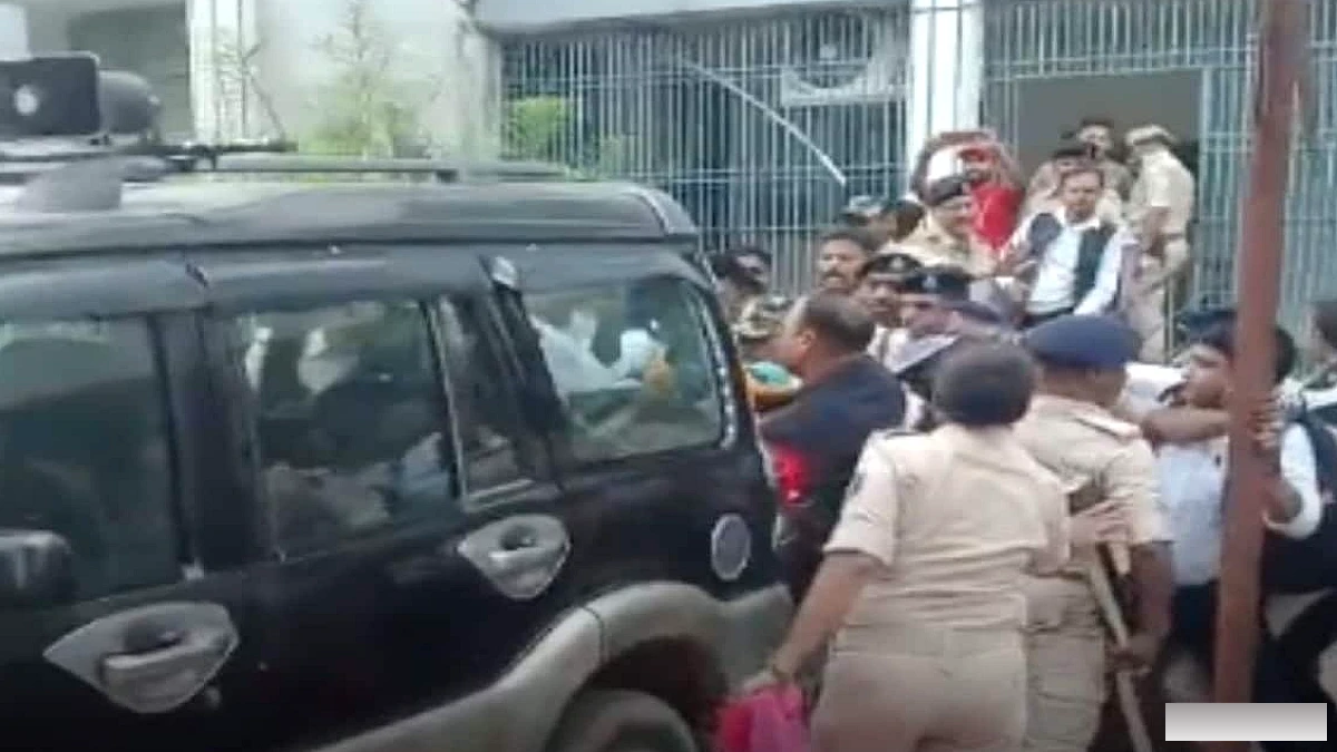 बक्सर न्यायालय में पेशी के दौरान आरोपी वीरेंद्र पाल पर पिटाई, पुलिस ने बाहर निकाला