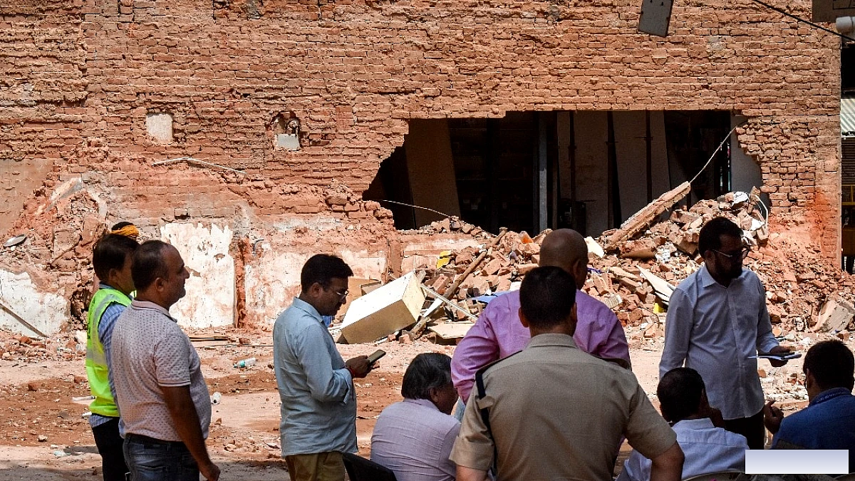 सत्य निकेतन में ढही इमारत को गिराने के लिए MCD ने बुलडोजर चलाया, 24 इमारतों को ध्वस्त करने का आदेश