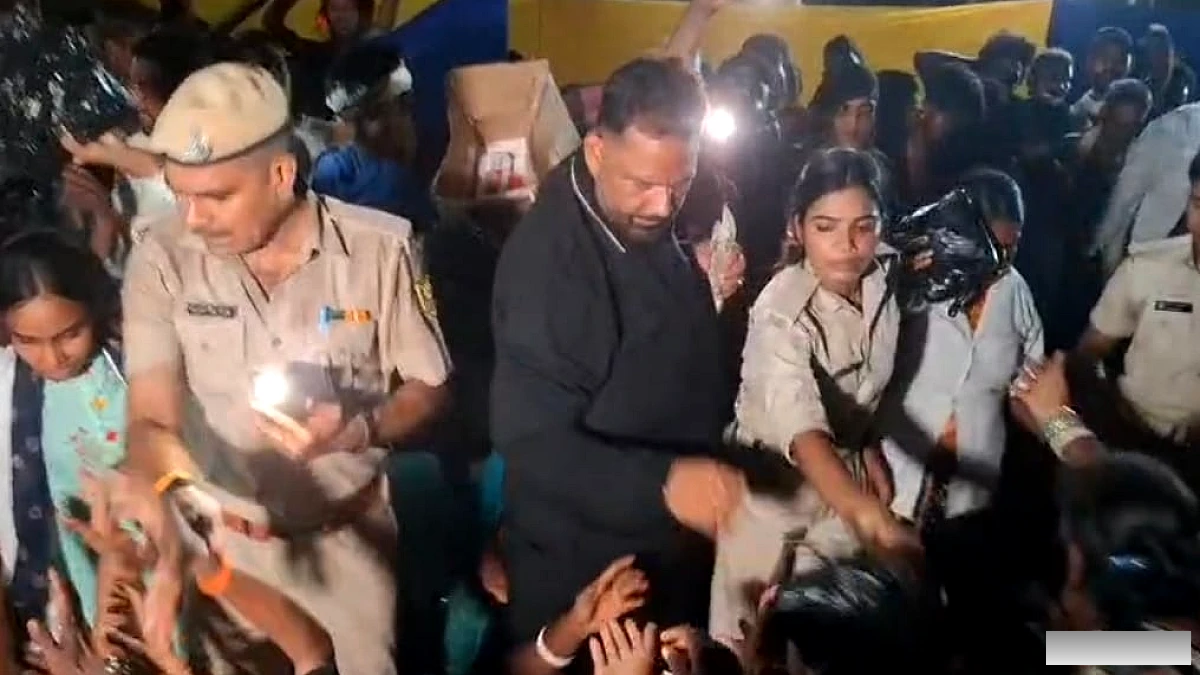बाढ़ राहत कैंप में खाना चखकर भड़के पप्पू यादव, बोले- जली दाल और कच्चा चावल परोसा जा रहा